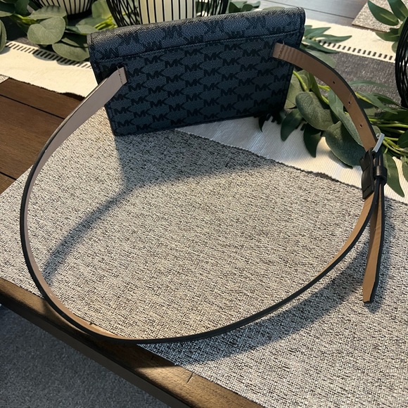 Michael Kors belt purse - Picture 2 of 2